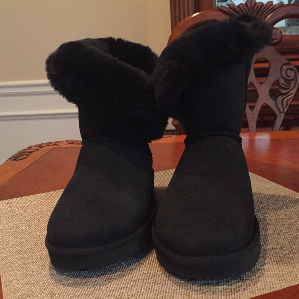 Uggs Bailey Button Black size 9